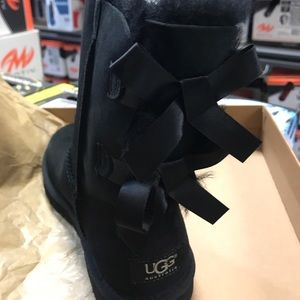 UGG W BAILEY BOW SIZE 5 Black